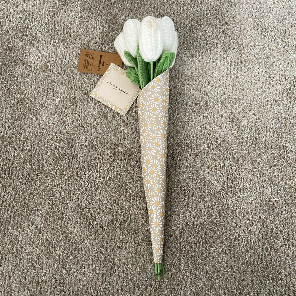 NWT Laura Ashley Knit White Tulips Spring Decor